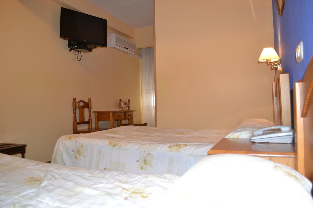 Hostal Al-Qazeres Caces Quarto foto