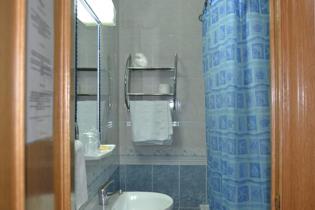 Hostal Al-Qazeres Caces Quarto foto