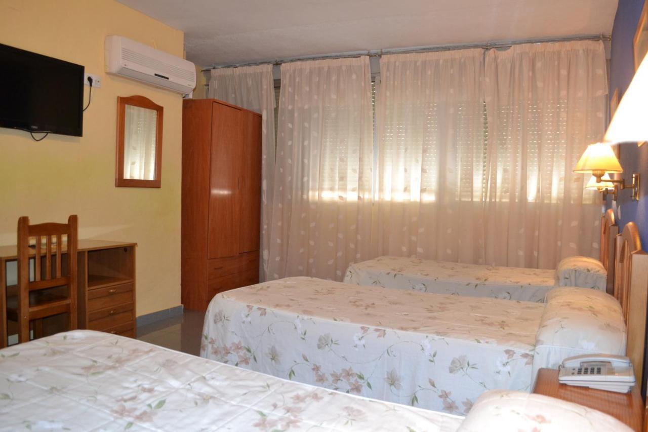 Hostal Al-Qazeres Caces Exterior foto